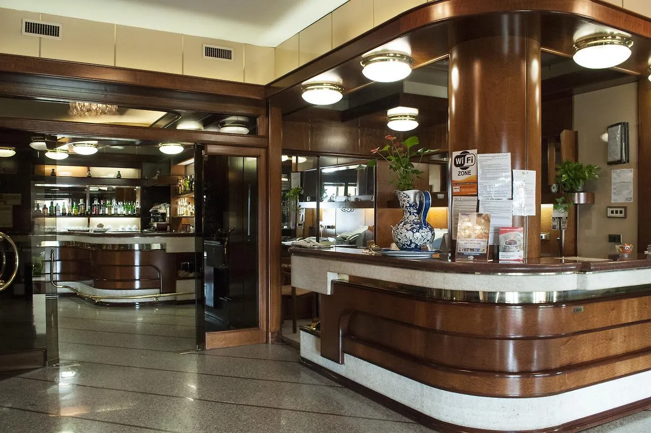Le Gronde Hotel Cava Manara